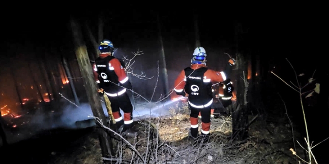 ▲18일 전남 순천시 별량면 금치리 산 137 일원에서 산불이 발생한 가운데 19일 새벽 총력 진화에 나선 모습. (사진제공=산림당국)