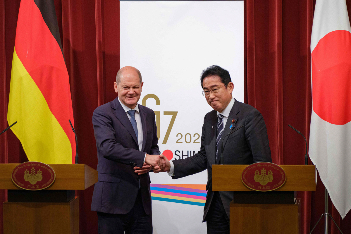 ▲올라프 숄츠 독일 총리와 기시다 후미오 일본 총리가 18일 기자회견장에서 악수하고 있다. 도쿄/AFP연합뉴스