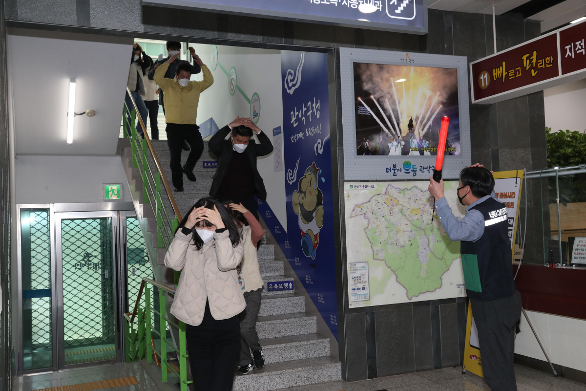 ▲서울 관악구가 전 직원들의 재난 대응 능력 향상을 위한 지진대피 훈련을 실시했다고 밝혔다.  (자료제공=관악구)