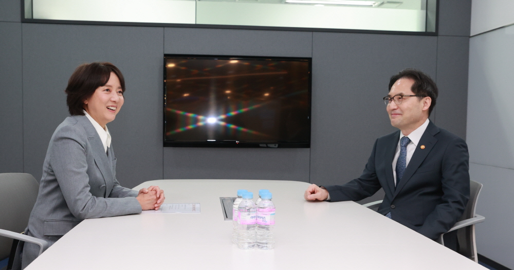 ▲이영 중소벤처기업부 장관과 한기정 공정거래위원회 위원장은 21일 서울창조경제혁신센터에서 납품대금 연동제 정착을 위한 간담회를 개최했다. (사진제공=중소벤처기업부)