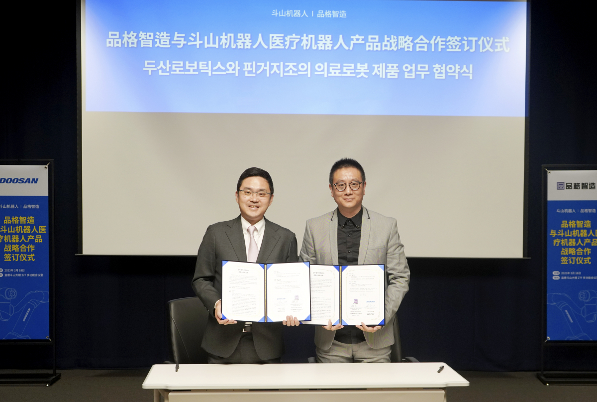 ▲협약식이 끝나고 두산로보틱스 류정훈 대표(왼쪽)와 핀거지조 량즈훙 대표가 기념사진을 촬영하고 있다. (사진제공=두산로보틱스)