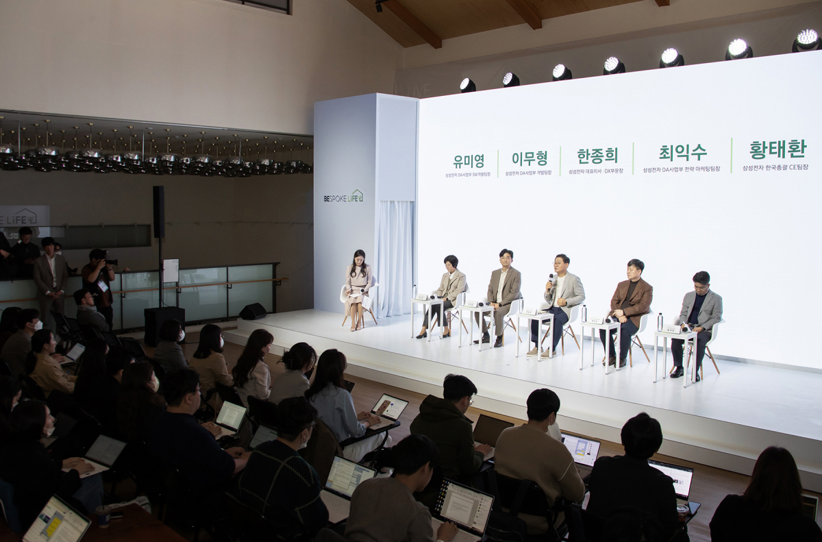 ▲한종희 삼성전자 부회장이 21일 서울시 중구에 위치한 커뮤니티 하우스 마실에서 열린 '비스포크 라이프' 미디어데이에서 질의응답을 하고 있다.  (제공=삼성전자)