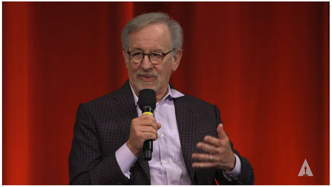 ▲지난해 11월 12일 오스카 공식 유튜브에 공개된 스티븐 스필버그 감독. '아카데미 대담'에 참석해 '파벨만스' 연출에 대해 이야기하고 있다. (오스카 공식 유튜브)