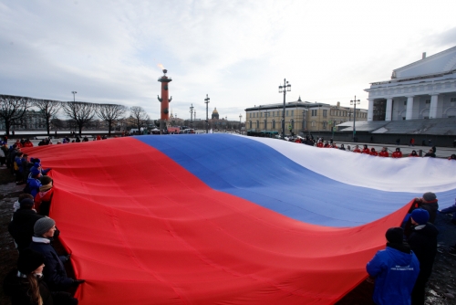▲러시아의 크림반도 강제합병 9주년을 기념해 사람들이 러시아 국기를 펼쳐 들고 있다. 상트페테르부르크(러시아)/타스연합뉴스
