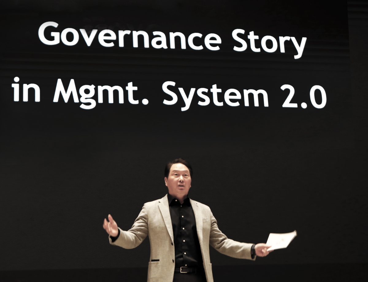 ▲최태원 SK그룹 회장이 지난해 10월 서울 워커힐호텔에서 열린 ‘SK 디렉터스 서밋(Directors’ Summit) 2022’에서 강연하고 있다. (사진제공=SK㈜)