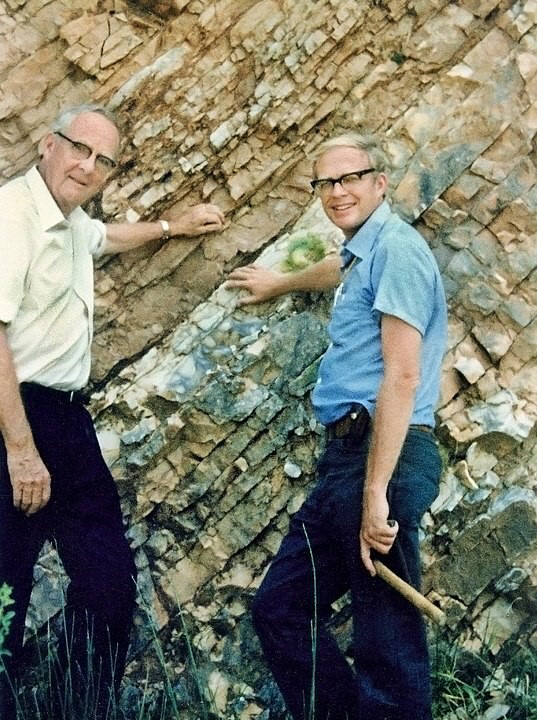 ▲노벨물리학상 수상자인 루이스 앨버레즈(왼쪽)와 아들인 지질학자 월터(오른쪽)는 6600년 전 형성된 얇은 점토층을 분석해 당시 대멸종이 소행성 충돌 때문이라는 도발적인 가설을 담은 논문을 1980년 발표했다. 이듬해 이탈리아 구비오에서 지층 경계면을 배경으로 찍은 사진이다. (제공 위키피디아)
