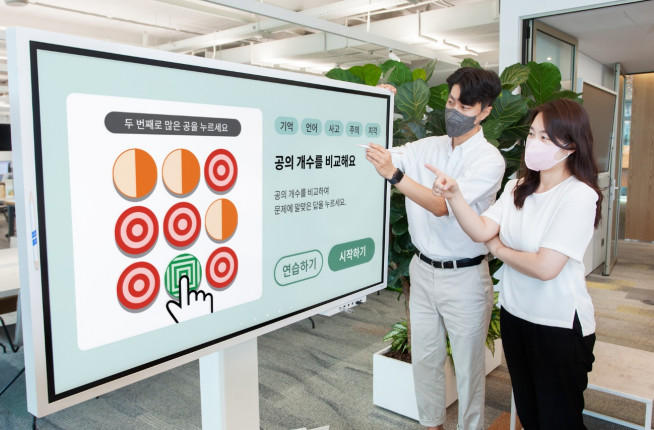 ▲SK케미칼 구성원들이 AI기반 인지기능개선 프로그램 ‘사운드 마인드’를 시연해보고 있다. (사진제공=SK케미칼)