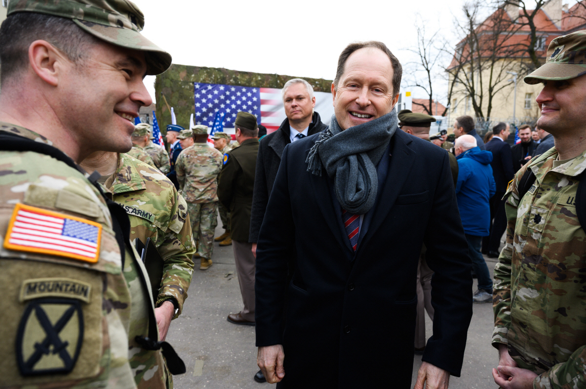 ▲마크 브레진스키 주폴란드 미국 대사가 21일(현지시간) 미군 영구 주둔기지 개소식에 참석해 장병들을 만나고 있다. 포즈난(폴란드)/EPA연합뉴스