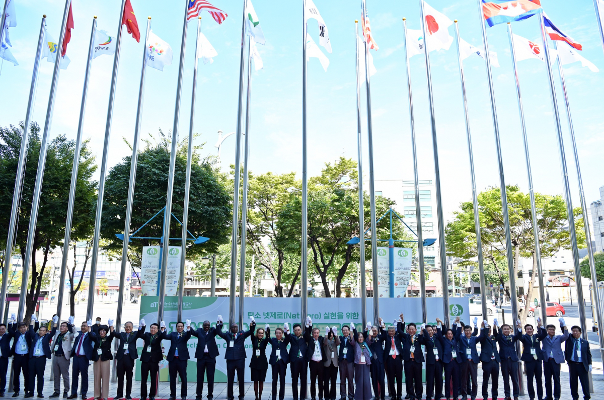 ▲지난해 9월 26일 열린 저탄소 식생활 문화의 전 세계 확산을 위한 저탄소 식생활 '글로벌 그린푸드 데이' 캠페인 비전 선포식에서 저탄소 식생활기와 7개국·17개 시도기 게양식을 하는 모습. (사진제공=한국농수산식품유통공사(aT))