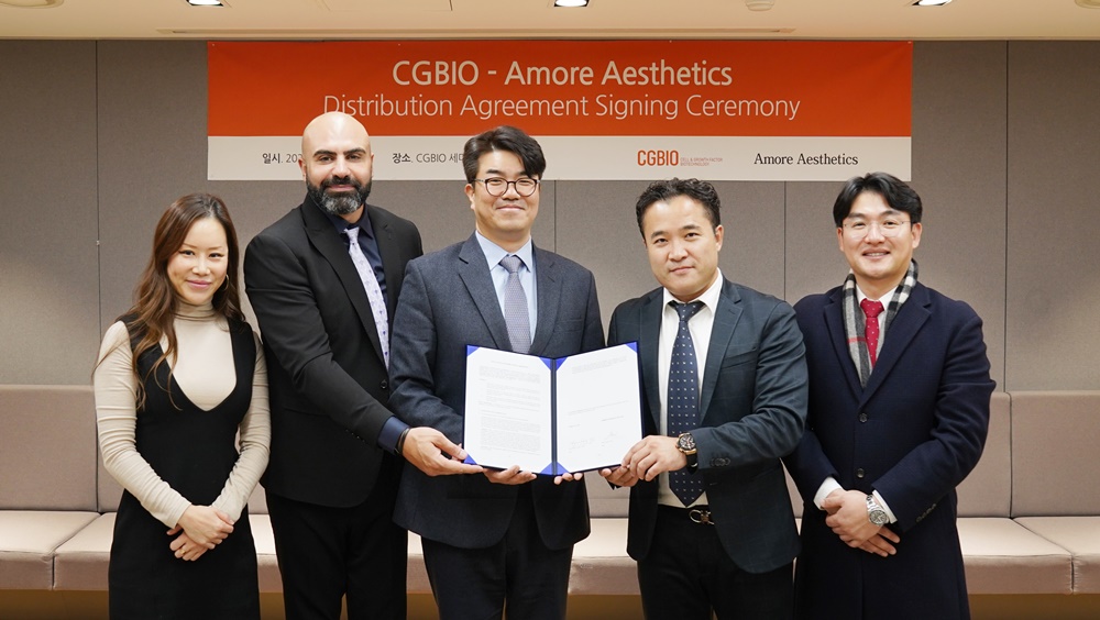 ▲시지바이오 유현승 대표(왼쪽에서 세번째)와 아모어 에스테틱스 임원진들이 수출 계약 체결 후 기념사진 촬영을 하고 있다. (사진제공=시지바이오)