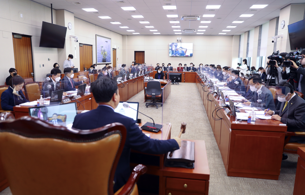 ▲[서울=뉴시스] 최진석 기자 = 윤관석 국회 산자위 위원장이 24일 서울 여의도 국회에서 열린 산업통상자원중소벤처기업위원회 전체회의에서 의사봉을 두드리고 있다. 2022.11.24. myjs@newsis.com