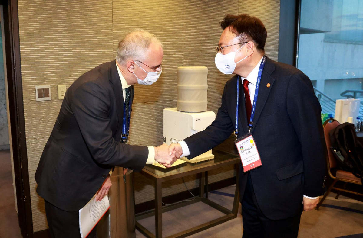 ▲조규홍 보건복지부 장관이 지난해 10월 25일 오후 서울 광진구 워커힐호텔에서 열린 '세계 바이오 서밋 2022'에서 리처드 해쳇 감염병혁신연합(CEPI) 대표와 면담에 앞서 인사를 하고 있다.(자료사진) (뉴시스)