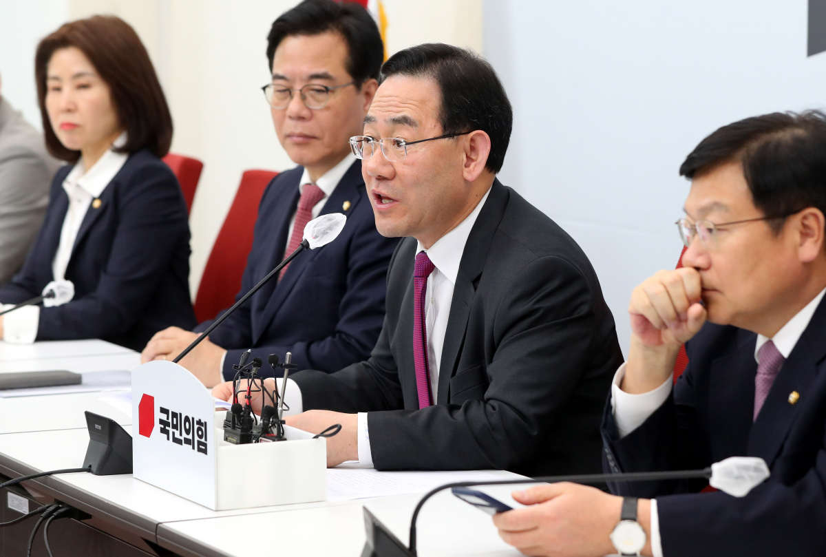 ▲[서울=뉴시스] 추상철 기자 = 주호영 국민의힘 원내대표가 23일 오후 서울 여의도 국회에서 '검수완박법'에 대한 헌법재판소 선고와 관련 기자회견 열고 발언하고 있다. 2023.03.23. scchoo@newsis.com