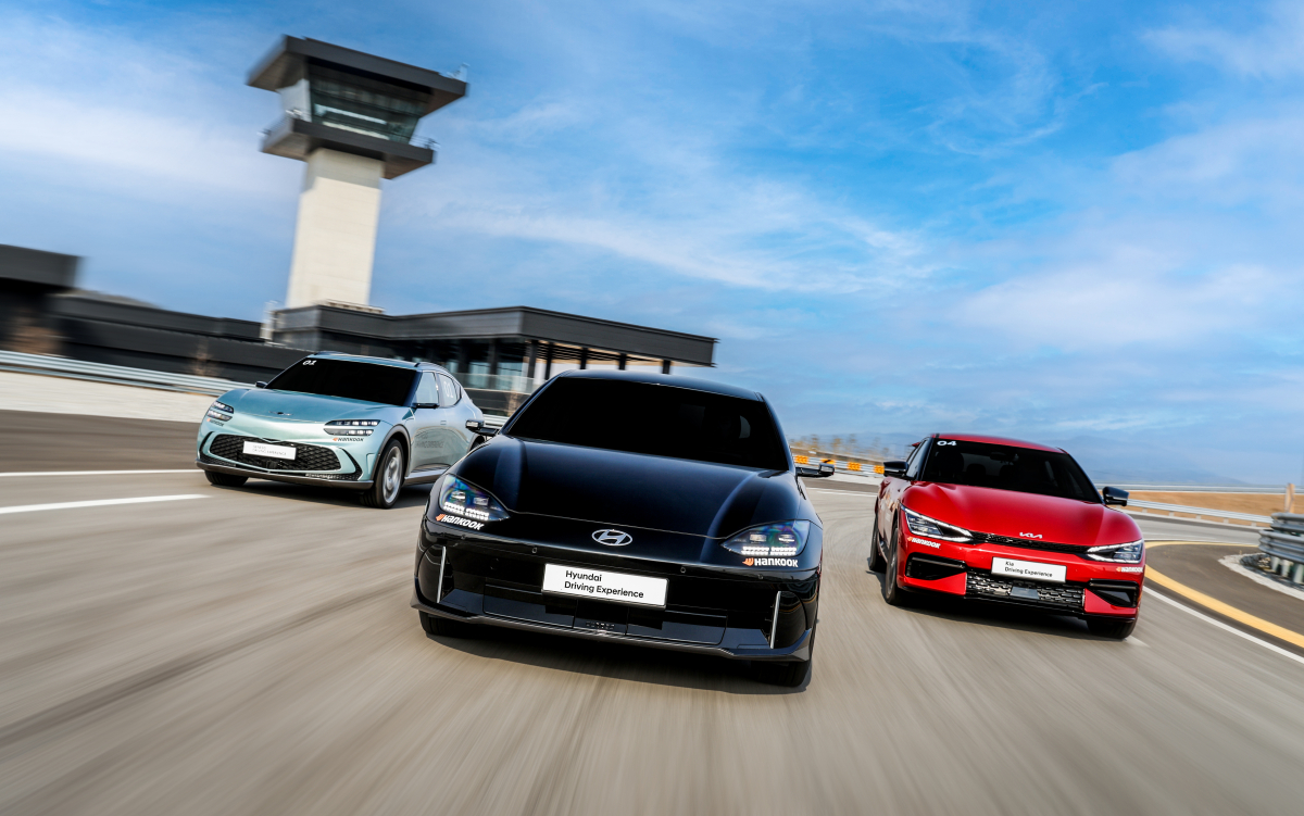 ▲현대자동차그룹은 고객을 위한 혁신적인 드라이빙 체험 시설과 첨단 주행시험장이 결합된 국내 최대 규모의 HMG 드라이빙 익스피리언스 센터의 2023 시즌 운영을 25일부터 시작한다. 사진은 드라이빙 센터 내 주행 코스를 달리는 모습. (사진제공=현대자동차그룹)