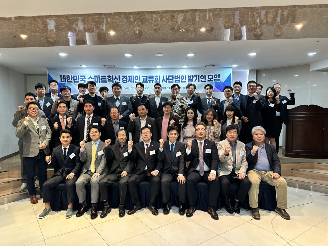 ▲윤준호(앞줄 왼쪽 네 번째) 코시포럼 회장과 회원들이 행사 직후 화이팅을 외치고 있다.  (사진제공=코시포럼)