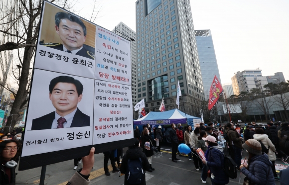 ▲지난 4일 오후 서울 중구 숭례문 앞 대로에서 촛불행동 주최로 열린 29차 촛불대행진에서 한 참가자가 아들의 학교폭력(학폭) 전력이 드러난 정순신 변호사를 규탄하는 손피켓을 들고 있다. (연합뉴스)