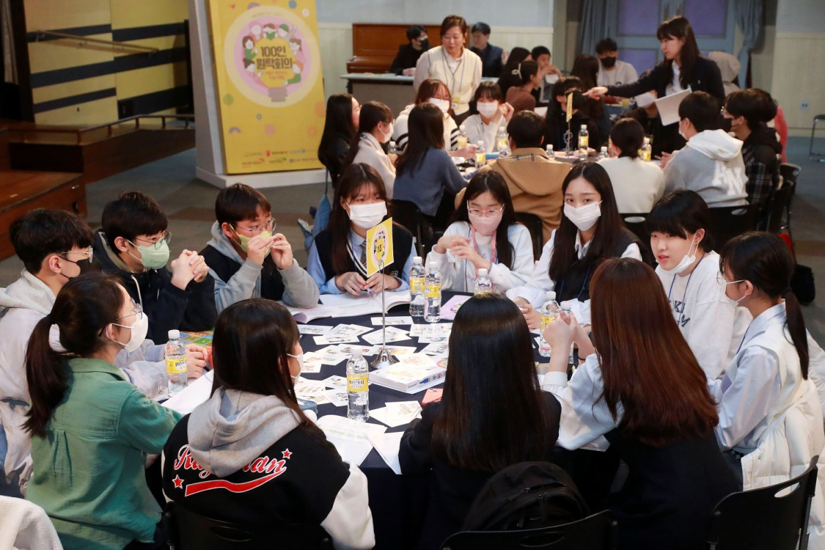 ▲ 18일 서울 동작구 서울여성플라자 국제회의장에서 열린 아동이 제안하는 아동기본법, 100인의 원탁회의에 참석한 아동들이 아동기본법 제안을 위해 토론하고 있다. (뉴시스)