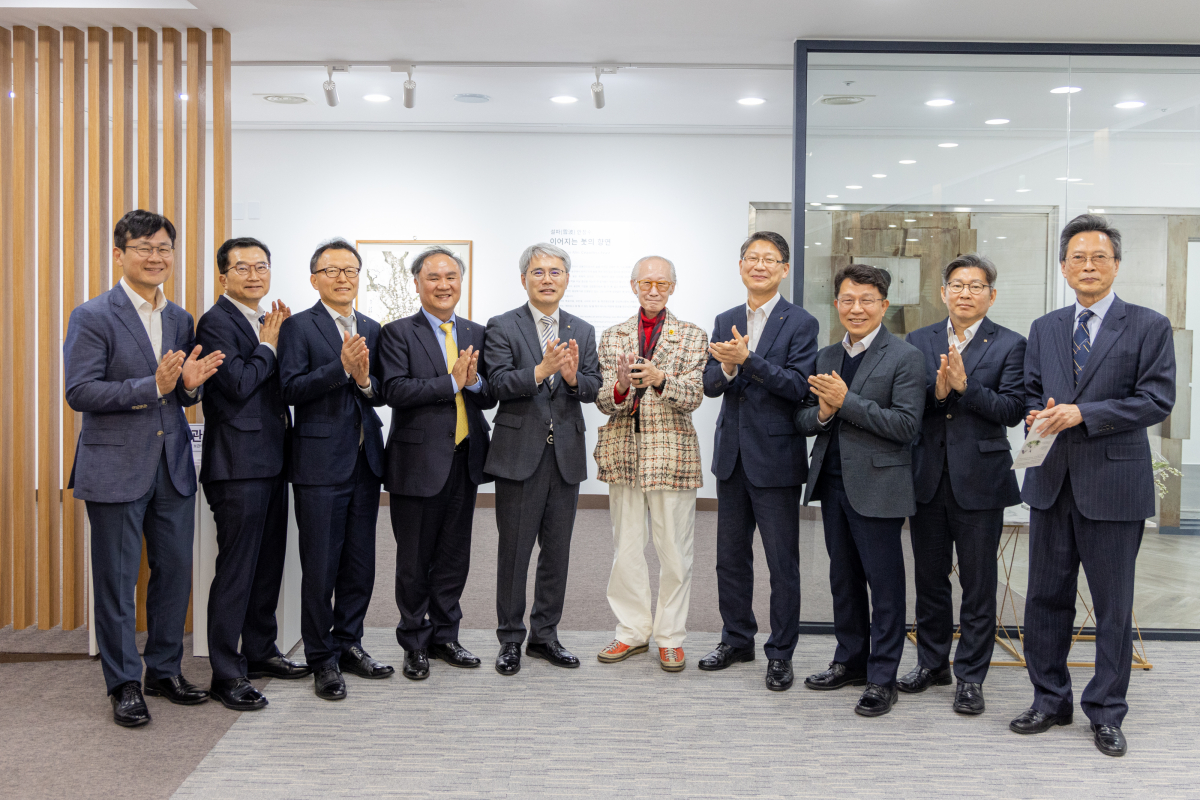 ▲윤희성 한국수출입은행장(왼쪽서 다섯 번째), 안창수 화백(왼쪽서 여섯 번째)를 비롯해 수은 임원진들이 24일 수은 여의도 본점에 있는 금고미술관에서 열린 안창수 화백 전시회 개회식에서 기념촬영을 하고 있다. (사진제공=한국수출입은행)