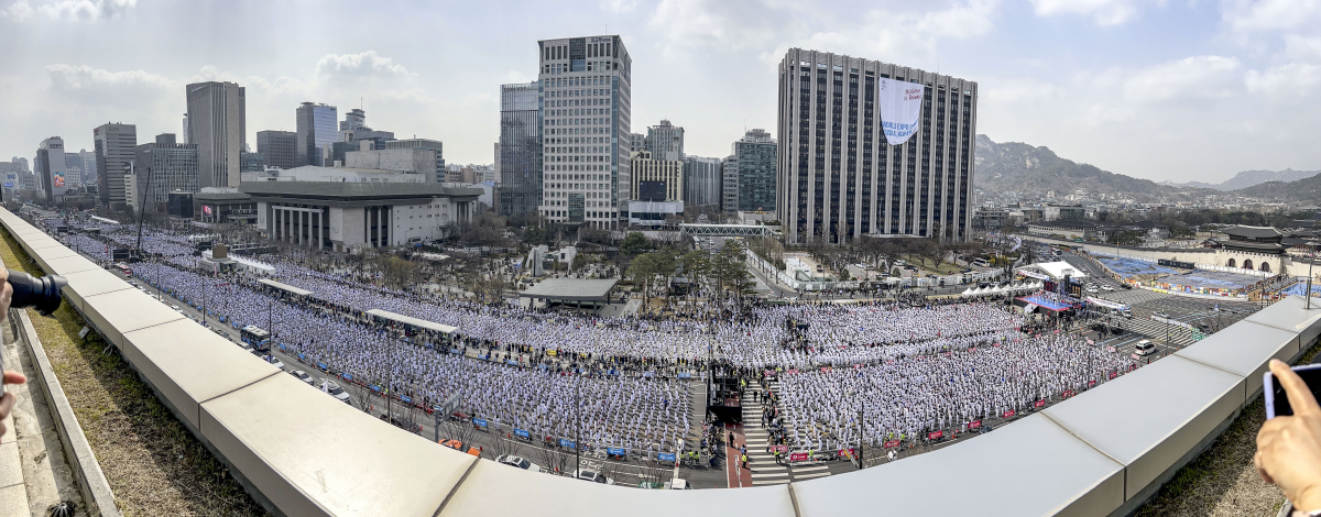 ▲25일 서울 종로구 광화문광장에서 열린 '국기' 태권도 한마음 축제에서 1만 2000여명의 참가자들이 동시에 태극 1장 품세를 선보이는 기네스 기록에 도전하고 있다. 이번 행사는 태권도 국기 지정 5주년을 맞아 진행됐다. (뉴시스)