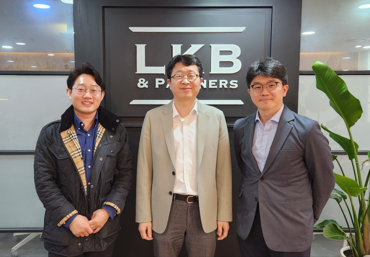 ▲(왼쪽부터)심진우 공학박사, 이정엽 LKB 대표변호사, 서동기 대표회계사가 24일 서초구 소재 LKB 로집사 가상자산 레귤레이션센터에서 이투데이와 만나 인터뷰를 가졌다. (이시온 기자 zion0304@)