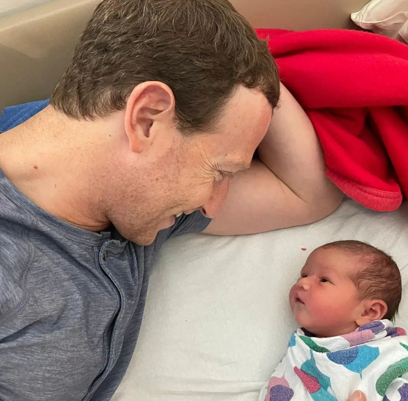 ▲마크 저커버그 메타 최고경영자(CEO)가 셋째 딸 아우렐리아를 바라보고 있다. 출처 저커버그 인스타그램
