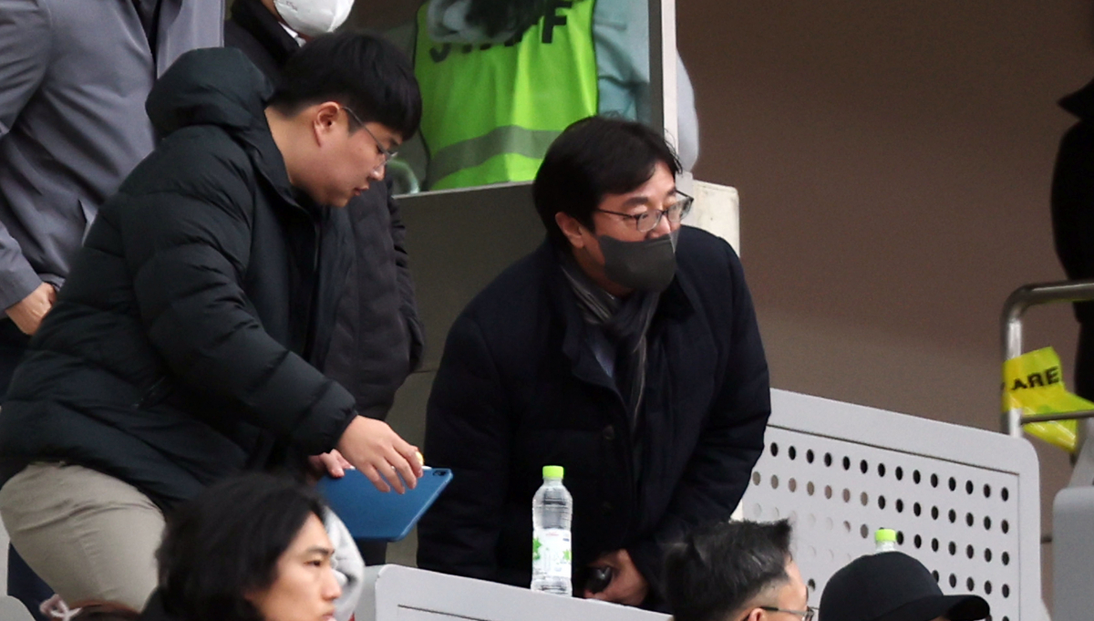 ▲황선홍 감독이 이끄는 22세 이하(U-22) 올림픽 축구대표팀이 26일(한국시간) 카타르 도하의 카타르클럽 스타디움에서 열린 2023 도하컵 U-22 친선대회 2차전에서 이라크를 1-0으로 꺾고 2연승을 달렸다. 사진은 황선홍 감독이 12일 서울월드컵경기장에서 2023 K리그1 FC서울과 울산 현대의 경기 관전을 위해 입장하고 있는 모습. 연합뉴스