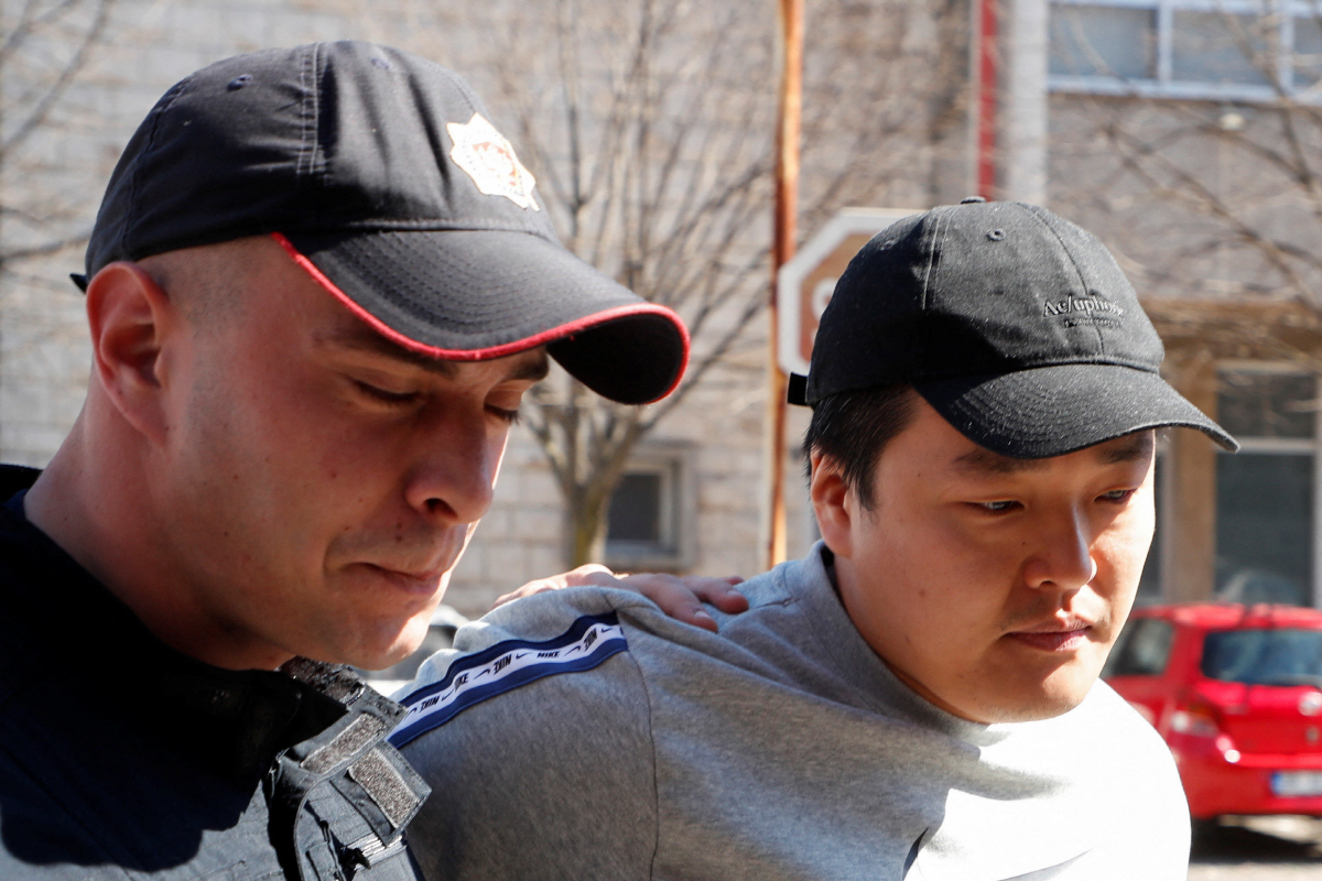 ▲권도형 테라폼랩스 대표가 24일(현지시간) 몬테네그로 포드고리차 법원에 연행되고 있다. 포드고리차/로이터연합뉴스
