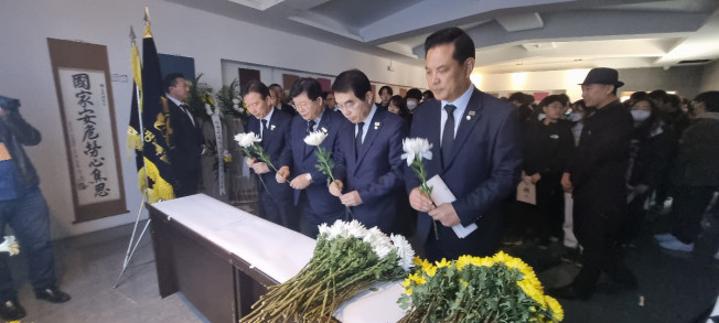 ▲오른쪽에서 두 번째 양기대 더불어민주당 의원이 26일 중국 대련시 뤼순감옥 안중근 의사 기념관에서 열린 안중군 의사 서거 113주년 추모식에 참석했다. (사진=양기대 의원실 제공)