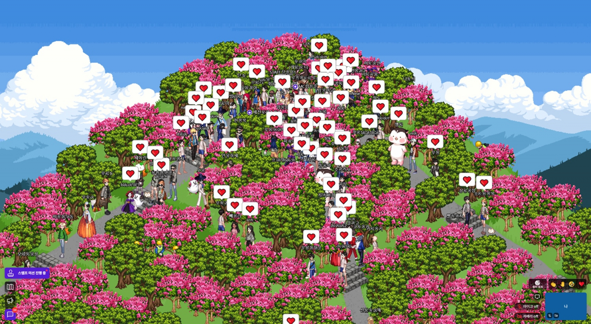 ▲세컨블록 내 세컨포레스트에 가상나무를 식재한 이들이 함께 기념 사진을 촬영하고 있다. (사진제공=두나무)