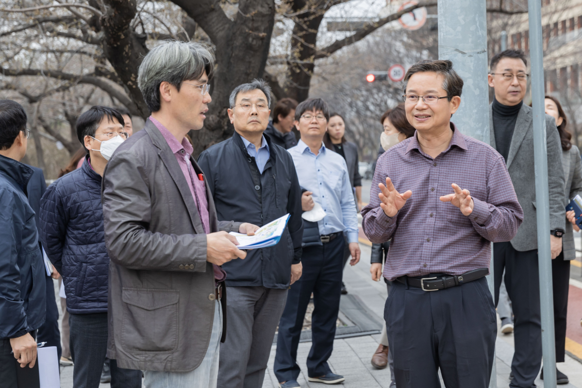 ▲최호권 영등포구청장이 '여의도 봄꽃축제' 사전 점검 현장에서 질서관리에 대한 설명을 듣고 있다.   (사진제공=영등포구)