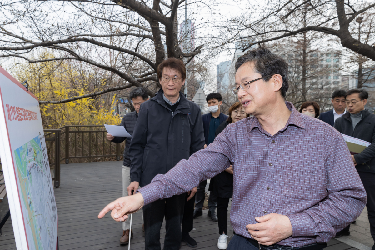 ▲최호권 영등포구청장이 '여의도 봄꽃축제' 사전 점검 현장에서 질서관리에 대한 설명을 듣고 있다.   (사진제공=영등포구)