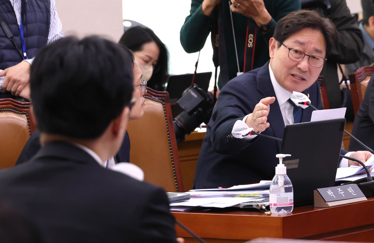 ▲더불어민주당 박범계 의원이 27일 국회에서 열린 법사위 전체회의에서 한동훈 법무부 장관에게 질의하고 있다. (연합뉴스)
