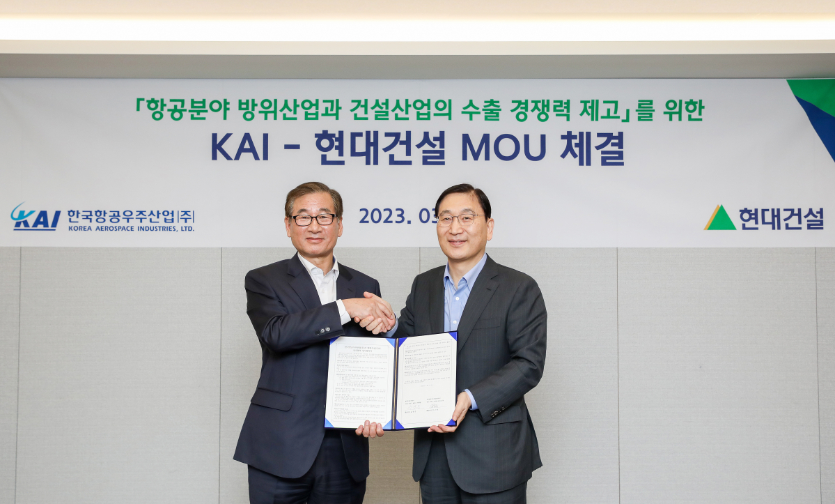 ▲강구영 KAI 사장(좌)과 윤영준 현대건설 사장(우)이 상호협력 업무협약(MOU) 체결 후 악수를 나누고 있다. (사진제공=한국항공)