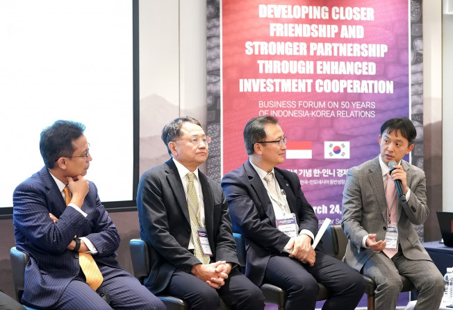 ▲﻿서울 중구 앰배서더 풀만 호텔에서 열린 ‘수교 50주년 기념 한-인니 경제협력포럼’에서 부디 구나디 사디칸 보건부장관(맨 왼쪽)과 박성수 대웅제약 부사장(맨 오른쪽)이 양국의 제약·바이오산업 동반성장에 대해 토론하고 있다.  (사진제공=대웅제약)