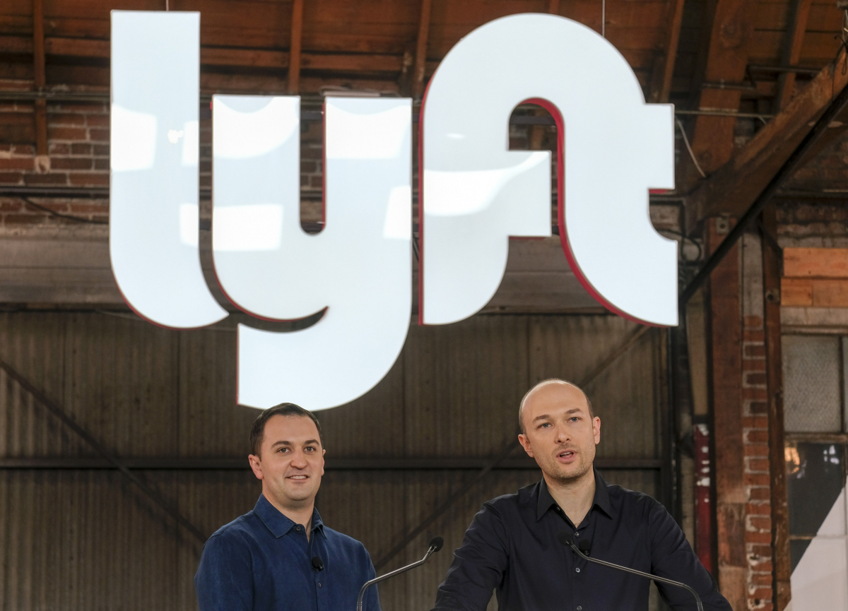 ▲리프트 공동 창업자인 로건 그린(오른쪽)과 존 짐머가 2019년 3월 29일 미국 캘리포니아주 로스앤젤레스에서 상장 기념 오프닝벨을 울리기 전에 발언하고 있다. 로스앤젤레스(미국)/AP뉴시스