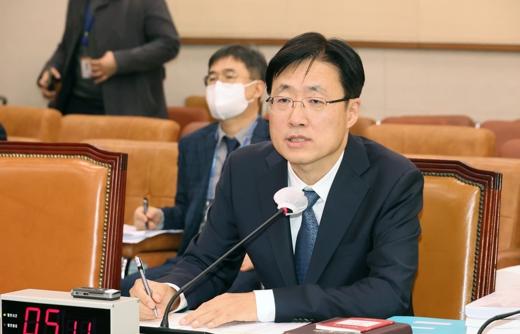 ▲ 김형두 헌법재판관 후보자가 28일 국회에서 열린 김 후보자에 대한 인사청문회에서 의원들의 질의를 듣고 있다. (연합뉴스)