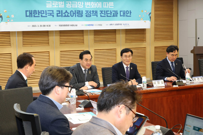 ▲더불어민주당 박홍근 원내대표와 이장섭 의원, 윤관석 의원이 28일 국회에서 열린 ‘글로벌 공급망 변화에 따른 대한민국 리쇼어링 정책 진단과 대안’ 정책토론회에서 발언하고 있다. (연합뉴스)