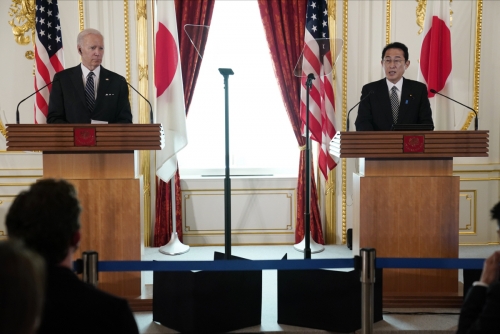 ▲조 바이든(왼쪽) 미국 대통령과 기시다 후미오 일본 총리가 2022년 5월 23일 일본 도쿄의 아카사카궁에서 양자 회담 후 공동 기자회견을 하고 있다. 도쿄/AP뉴시스
