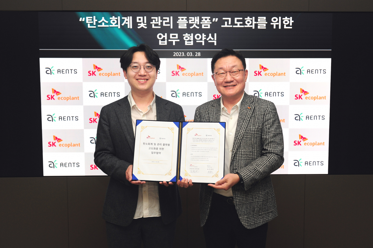 ▲김병권 SK에코플랜트 에코랩센터 대표(오른쪽)와 박광빈 엔츠 대표가 협약식 이후 기념촬영을 하고 있다 (자료제공=SK에코플랜트)