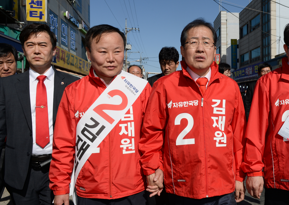 ▲【상주=뉴시스】임태훈 기자 = 홍준표 자유한국당 대선후보가 10일 오후 경북 상주시 중앙시장에서 경북 상주·군위·의성·청송지역 4·12 재보궐선거에 출마한 김재원 자유한국당 후보 지원유세를 하고 있다. 2017.04.10. taehoonlim@newsis.com