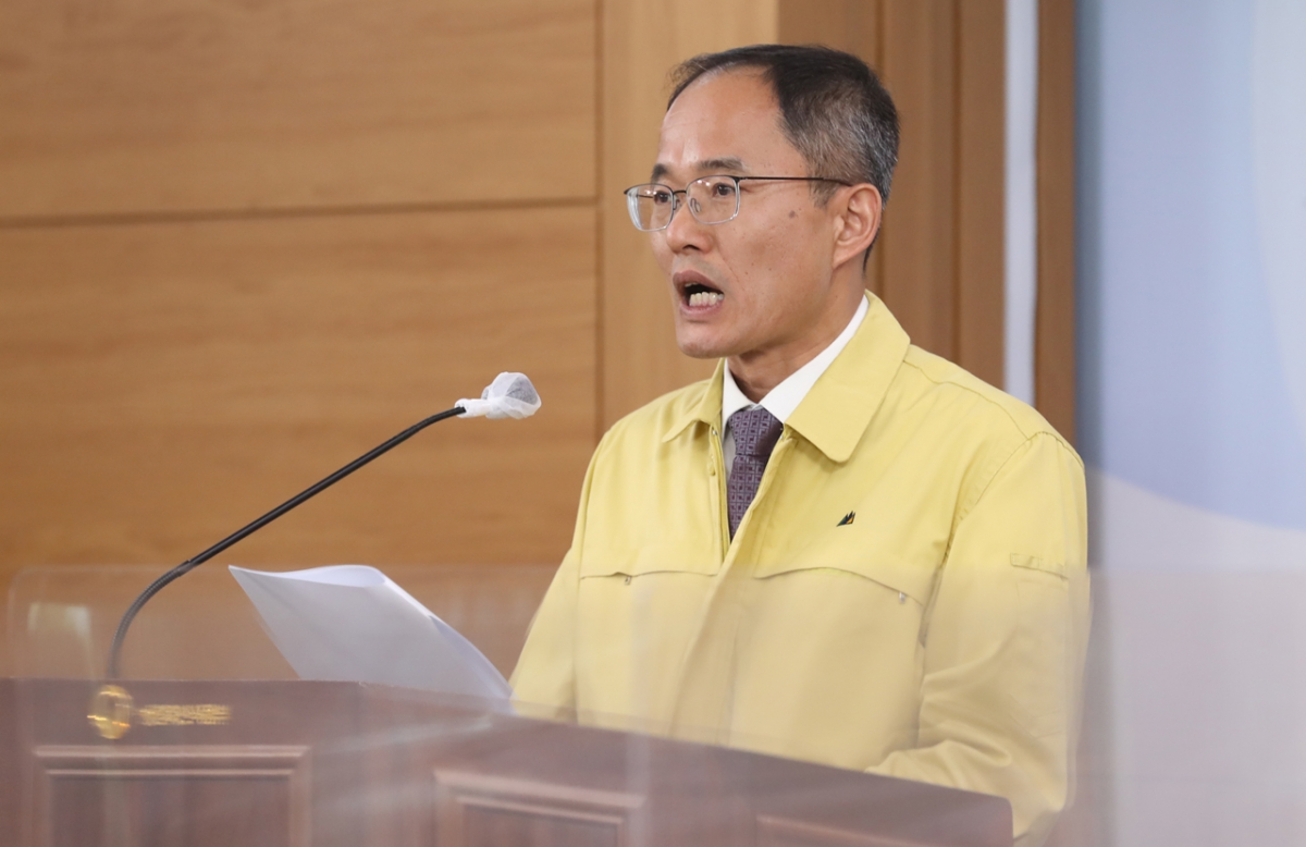 ▲안용덕 농림축산식품부 방역정책국장이 29일 세종시 정부세종청사에서 아프리카돼지열병(ASF) 방역 종합대책을 발표하고 있다.  (뉴시스)