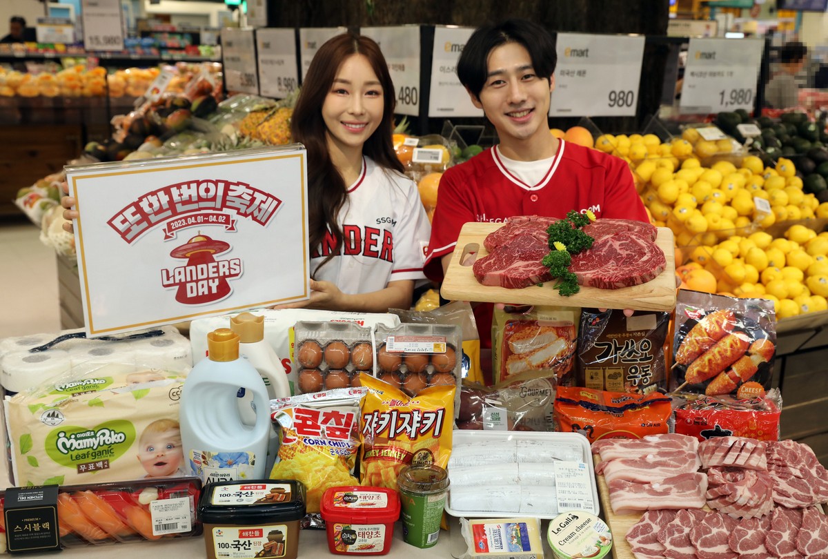 ▲29일 이마트 용산점에서 모델들이 이마트 ‘랜더스데이’ 행사 상품들을 소개하고 있다.  (사진제공=이마트)