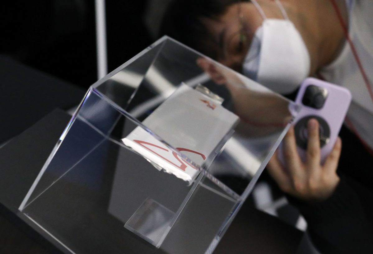 ▲15일 서울 강남구 코엑스에서 열린 2023 인터배터리를 찾은 관람객이 SK온 부스를 둘러보고 있다. (뉴시스)