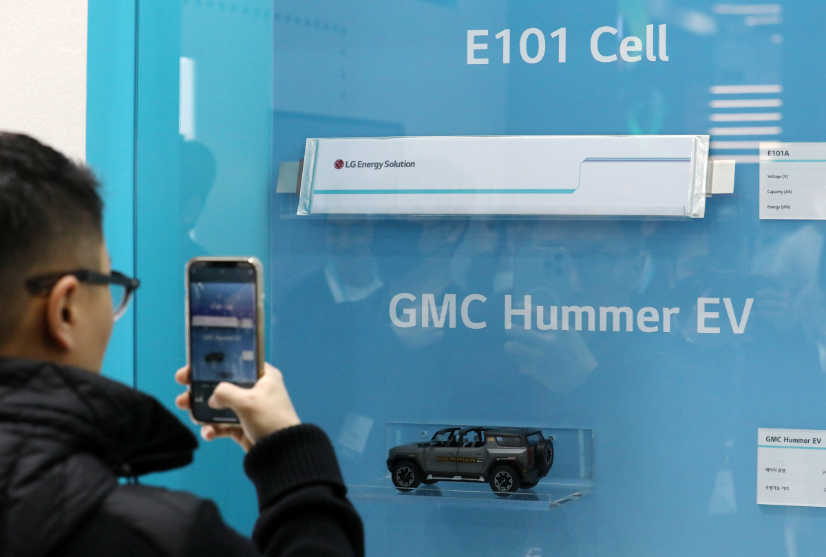 ▲3월 서울 강남구 코엑스에서 열린 2023 인터배터리를 찾은 관람객이 LG에너지솔루션 부스를 둘러보고 있다. 뉴시스