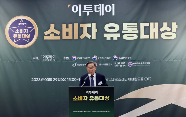 ▲김덕헌 이투데이 대표이사가 29일 서울 여의도 전경련회관 컨퍼런스센터에서 열린 ‘이투데이 소비자 유통대상’ 시상식에서 인사말을 하고 있다. 이투데이 소비자 유통대상은 진화하는 유통산업을 이끄는 리더를 발굴하고 시상함으로써 유통산업의 발전적인 모델을 공유하고 널리 전파하는 자리다. 신태현 기자 holjjak@