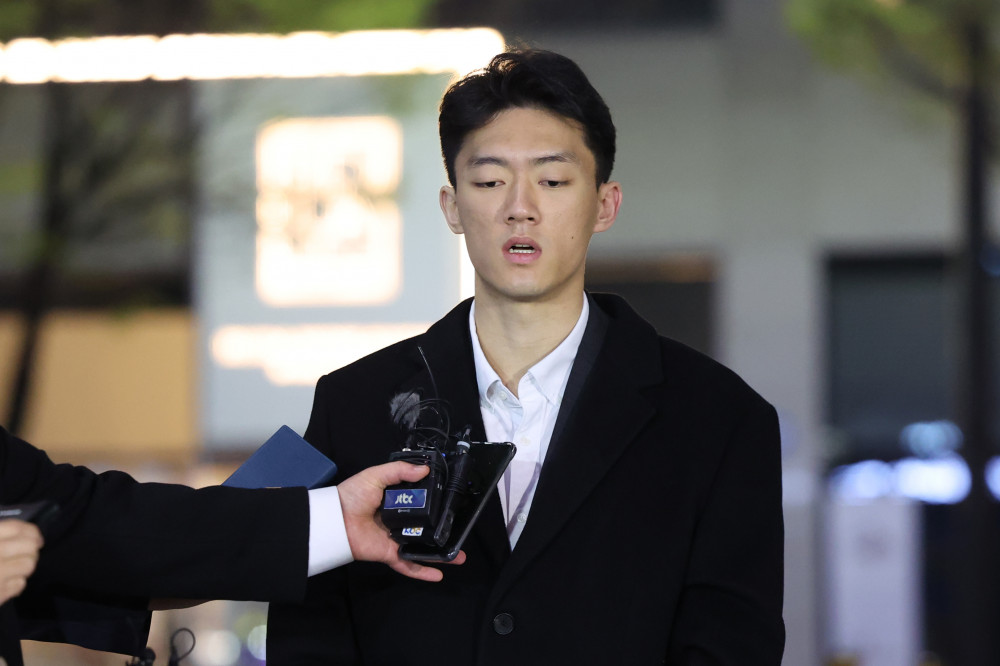 ▲전직 대통령 전두환 씨의 손자 전우원 씨가 30일 오전 광주 서구 모 호텔 앞에 도착해 취재진의 질문에 답변하고 있다. (연합뉴스)