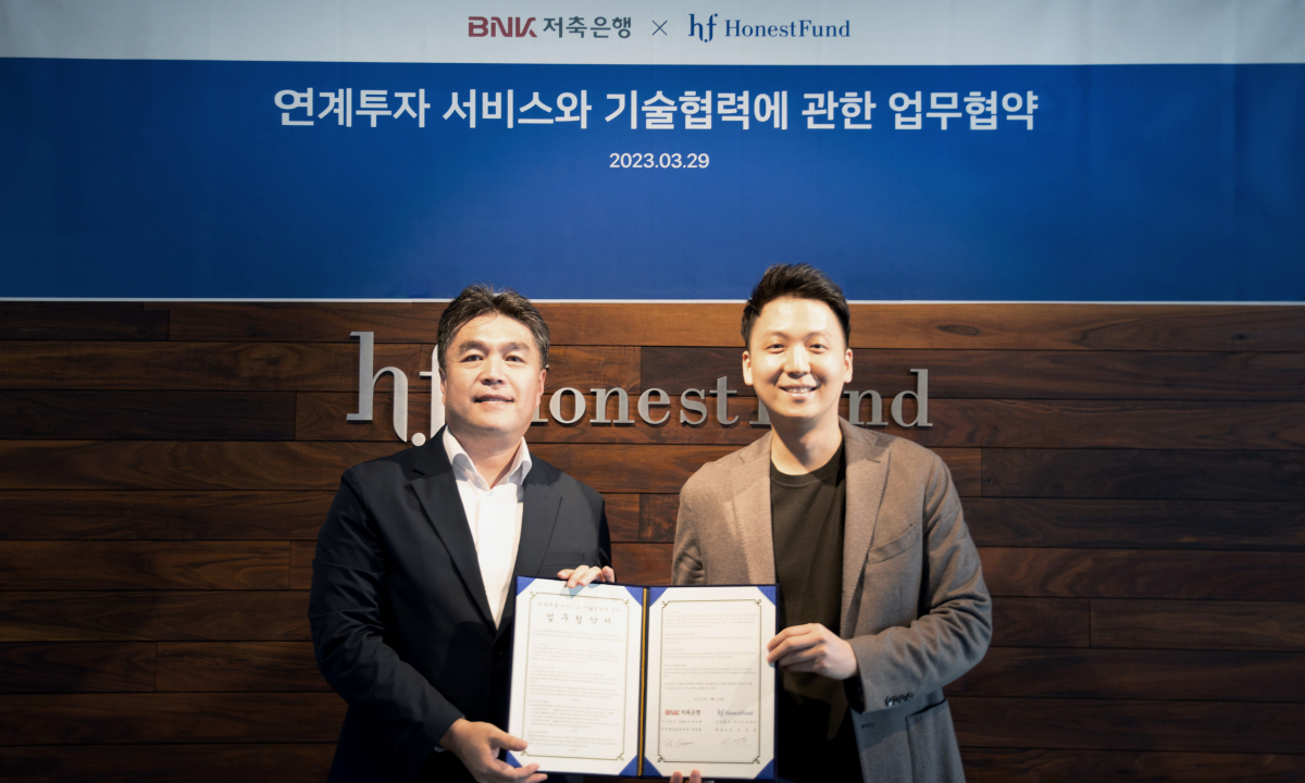 ▲29일 오후 어니스트펀드 본사에서 진행된 업무협약식에서 서상훈 어니스트펀드 대표(오른쪽), 위장환 BNK 저축은행 디지털본부장(왼쪽)이 협약 체결 후 기념촬영을 하고 있다. (사진제공=어니스트펀드)