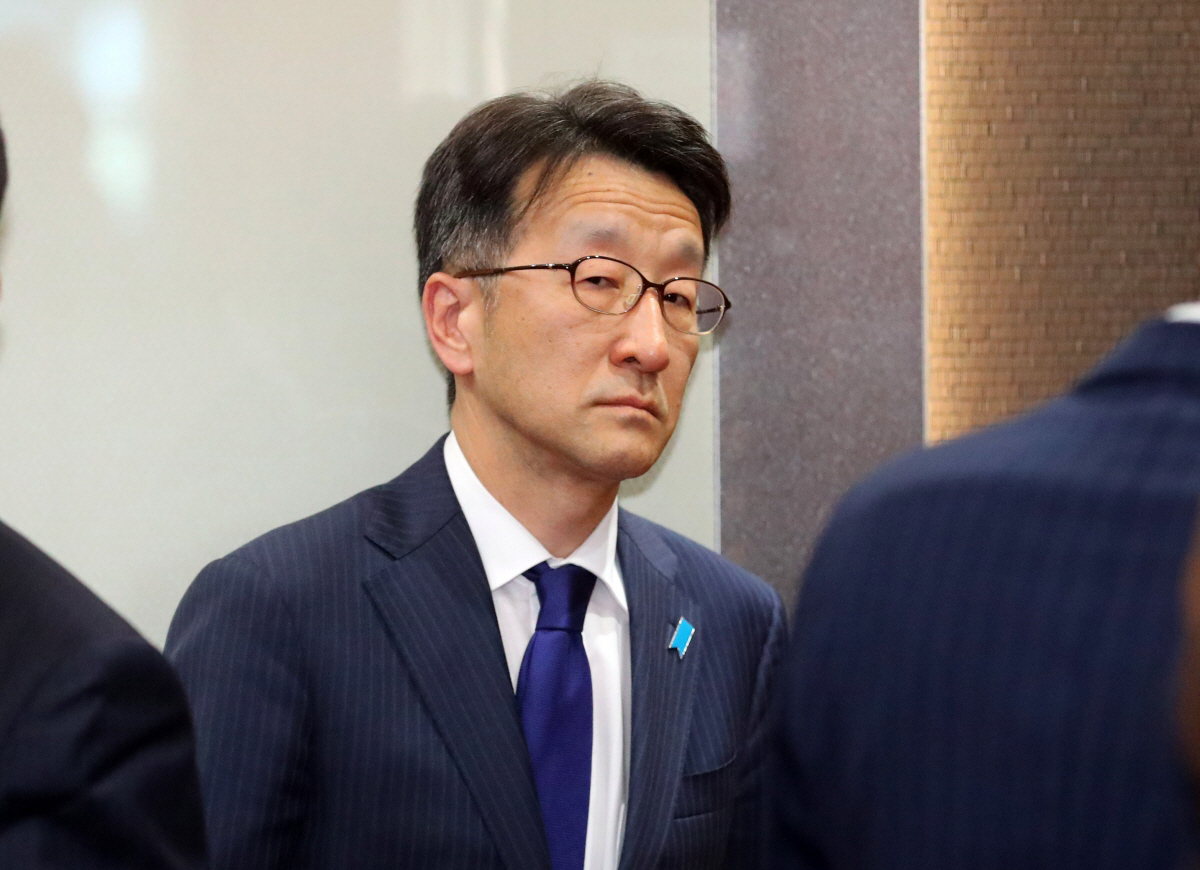 ▲일본 정부가 초등학교 교과서 검정 결과를 발표한 28일 오후 외교부에 초치된 구마가이 나오키 주한일본대사관 대사대리(총괄공사)가 서울 종로구 외교부 청사로 들어가고 있다. (뉴시스)