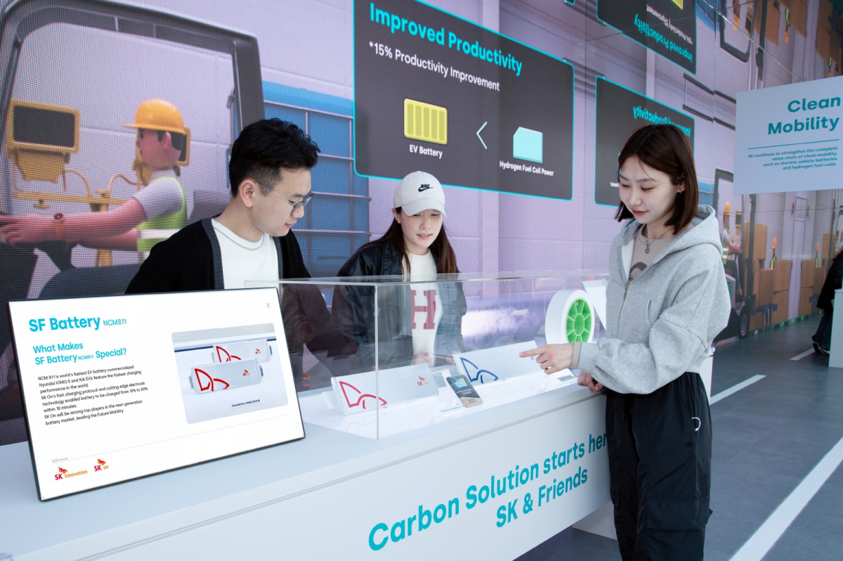 ▲관람객이 SK이노베이션 홍보부스 ‘Clean Mobility’에서 SF배터리를 보고 있다. (사진제공=SK이노베이션)