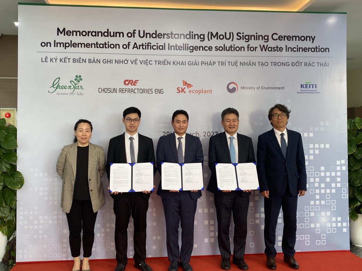 ▲신창윤 SK에코플랜트 글로벌에코 사업개발 담당임원(오른쪽 두번째), 김승진 조선내화이엔지 이사(오른쪽 세번째), 레 쫑 린(Le Trong Linh) 그린스타 프로젝트총괄(오른쪽 네번째), 금한승 환경부 기후탄소정책실장(오른쪽 첫번째)이 협약식 이후 기념촬영을 하고 있다 (자료제공=SK에코플랜트)